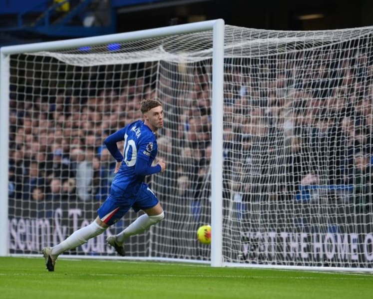 Arsenal get lucky break to go five points clear, Salah returns for Liverpool