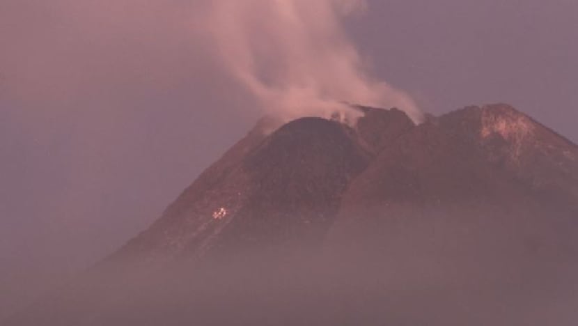 Gunung Merapi muntahkan abu panas setinggi 2,000m