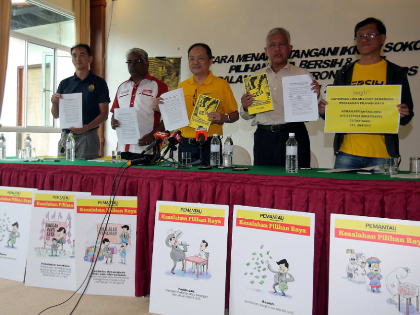 Cameron Highlands by-election candidates showing a pledge for a clean election campaign.