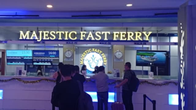 往返峇淡渡轮减班涨价 难挡狮城游客“扫货潮”