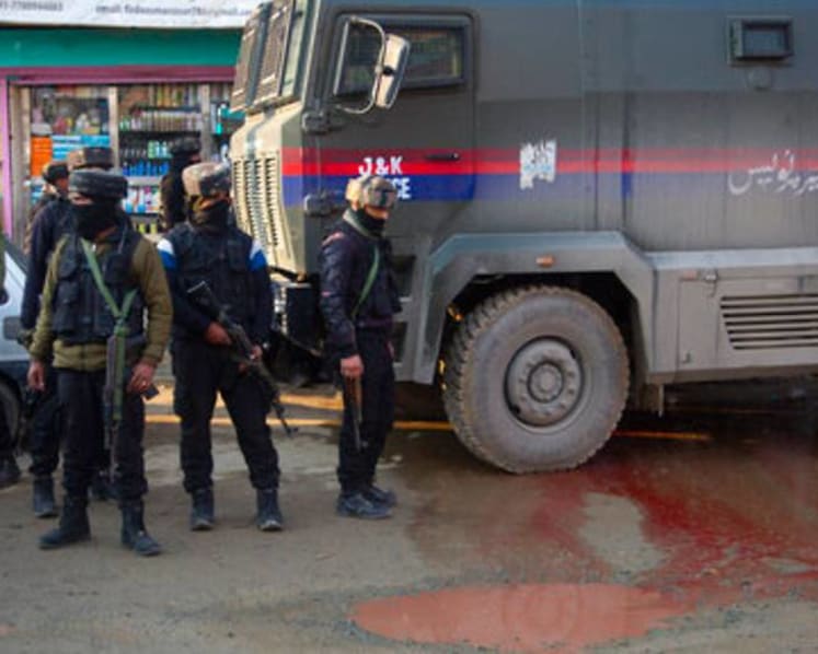Kashmir rebels kill 2 Indian soldiers in region's main city