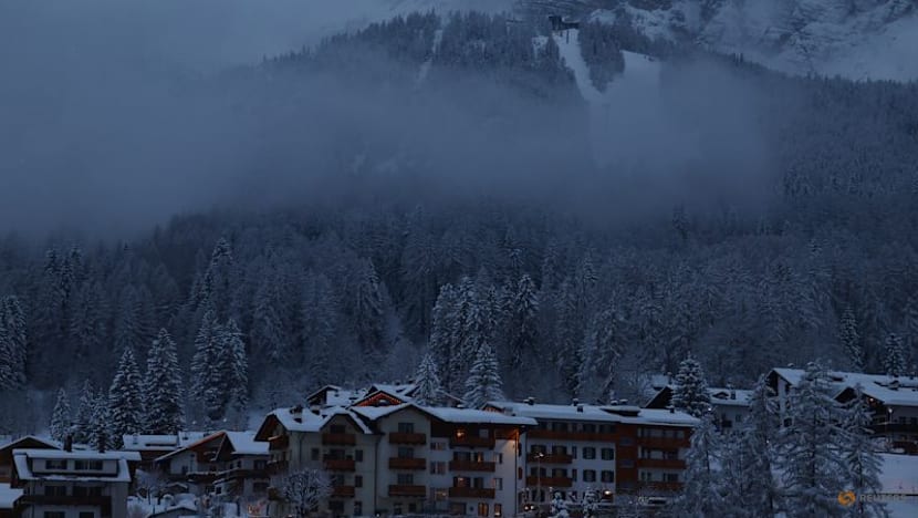 Curling-Curlers wait in traffic, walk to stadium after heavy snowfall