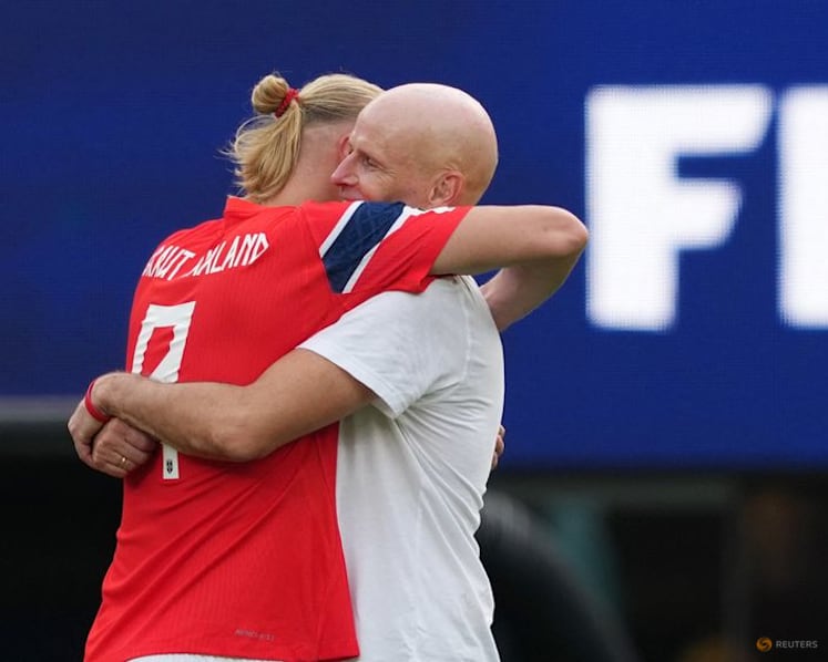 Norway's Solbakken praises unique Haaland as England World Cup clash looms