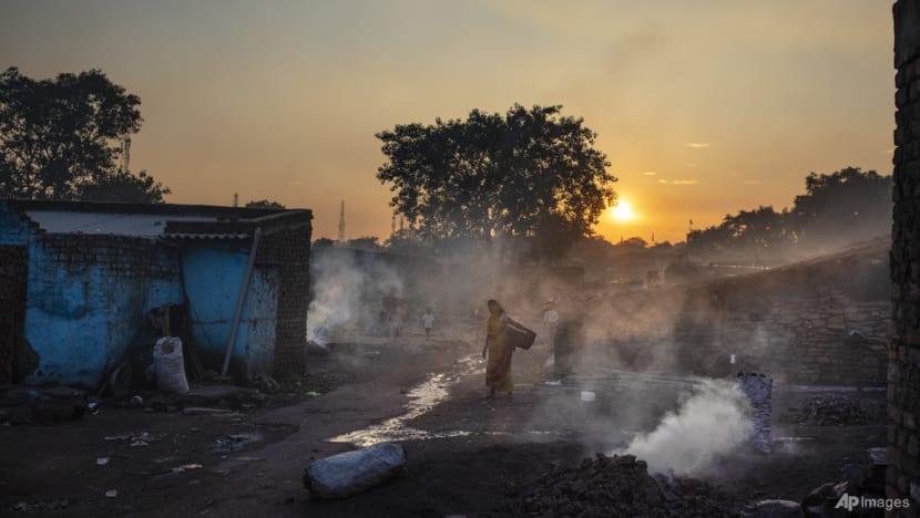 Smog chokes Indian capital as air pollution levels soar