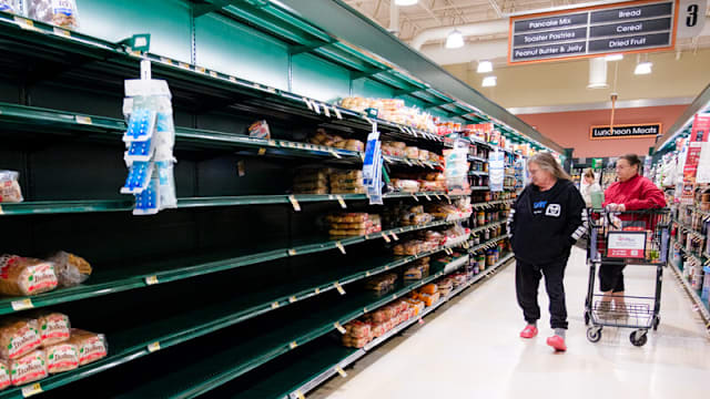 为应对冬季风暴  美国多地民众纷抢购储备生活必需品