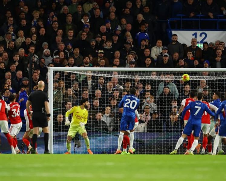 Ten-man Chelsea hold Arsenal in tetchy 1-1 London derby