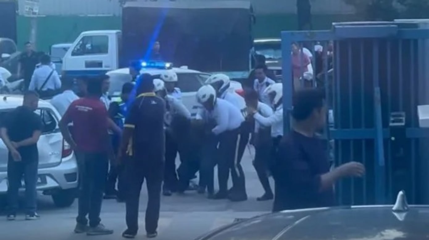 嫌犯被警员制伏并当场逮捕。（图：中国报）