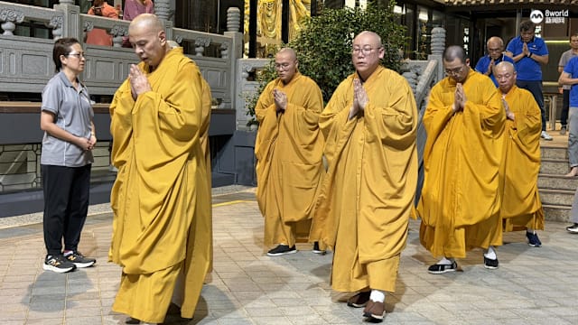 福海禅寺三步一拜1200人参与 长周末人数增加两成