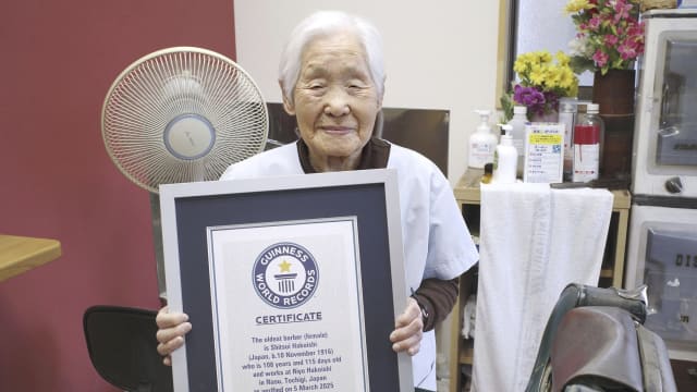 日本108岁老妇创纪录 成全球最年长女理发师