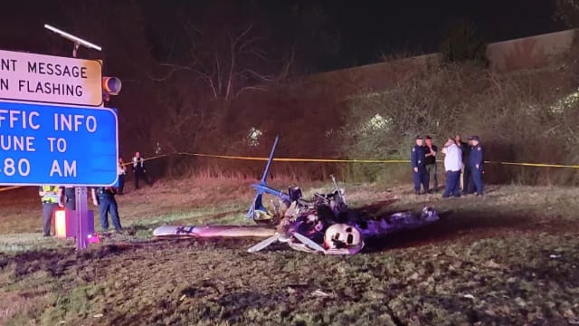 美国小型飞机坠毁高速公路 多人身亡
