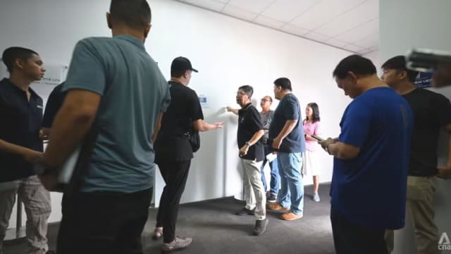 兀兰VEP中心开放领标签次日 车主未预约被挡门外后愤然离开