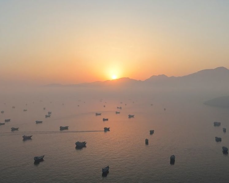 Oil edges higher as Iran tempers hopes of swift Hormuz reopening