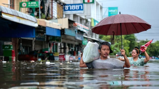 泰国曼谷水灾持续 政府机构今明两天放假