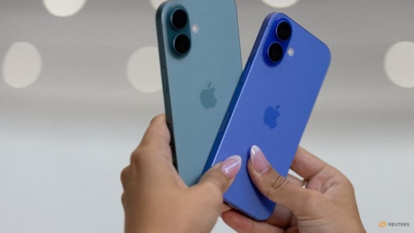 Apple considers raising iPhone prices, WSJ reports - Channel News Asia (Picture 2)