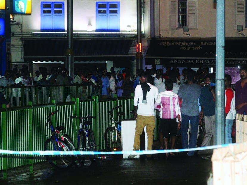 A crowd gathers to watch the rioting in Little India on Dec 8, 2013. Photo: Ooi Boon Keong
