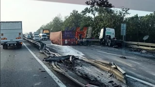 马国南北大道今晨发生恐怖车祸   集装箱倒下再压死人