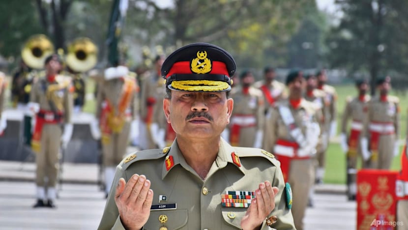 Pakistan grants lifetime immunity to president, current army chief