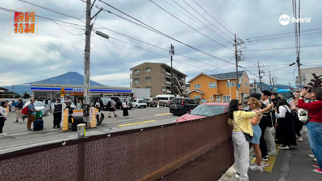 游客追着网红照打卡 富士山周边居民生活被打乱