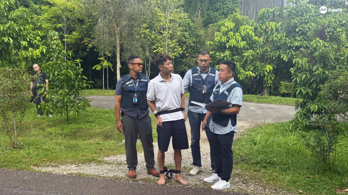被告He Jiao率先抵达铁道走廊案发现场重组案情。（图：叶衍娴）