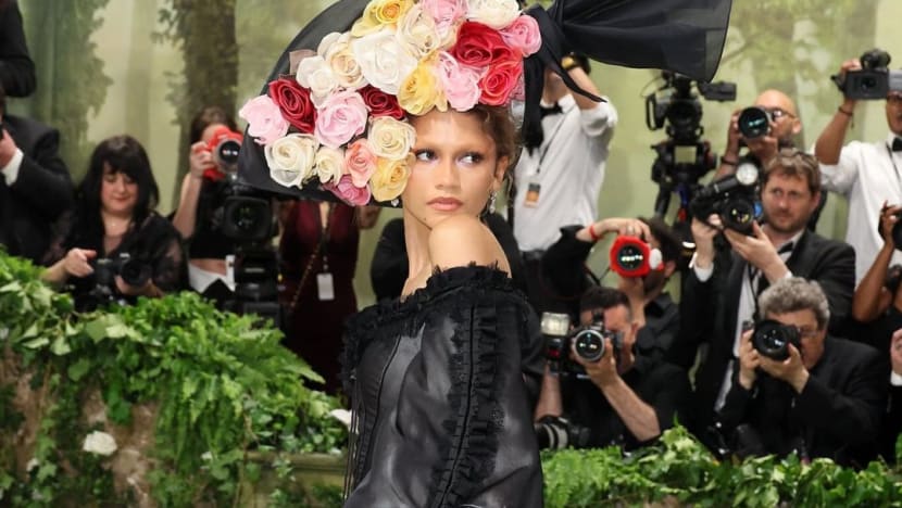 Angkat tema Garden of Times, Met Gala semarak dengan gaun penuh bunga dari Zendaya hingga Jennifer Lopez