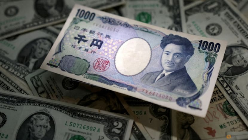 Speculators turn net long on yen for first time since February