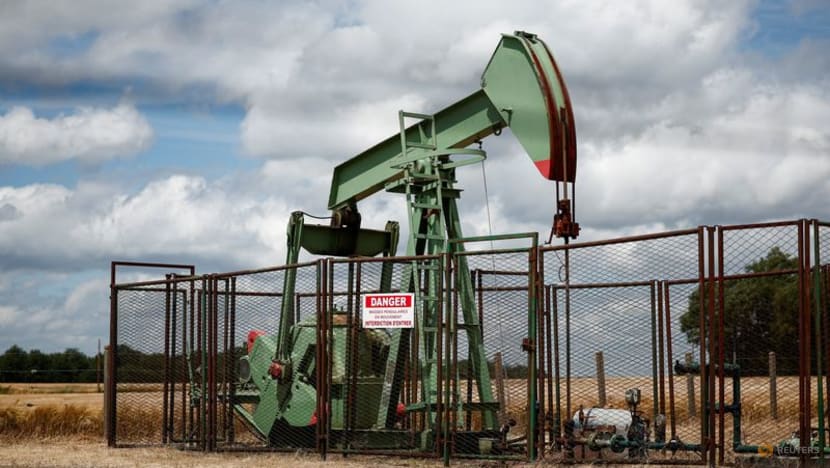 Oil prices fall as Ukraine talks raise prospect of sanctions easing Oil prices fall as Ukraine talks raise prospect of sanctions easing