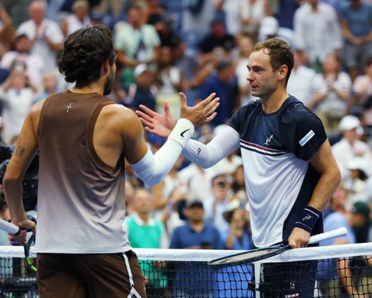 Alcaraz makes confident return with US Open first round win