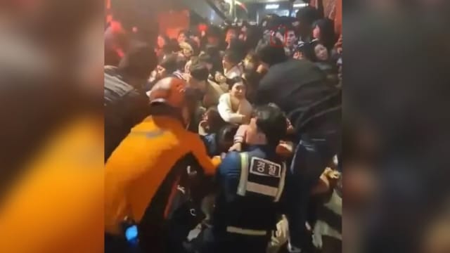 梨泰院踩踏事件 幸存者：她们都死在我身旁 