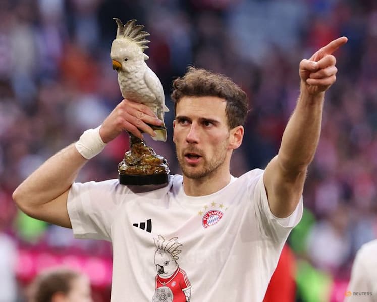 Porcelain cockatoo steals show at Bayern's title celebrations
