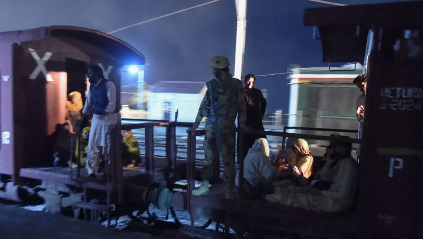 Serangan kereta api di Pakistan: Operasi menyelamat dihambat pengebom nekad, dedah sumber Serangan kereta api di Pakistan: Operasi menyelamat dihambat pengebom nekad, dedah sumber