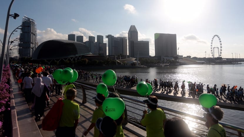 5,000 Singaporeans celebrate SG50 with brisk walk around Marina Bay