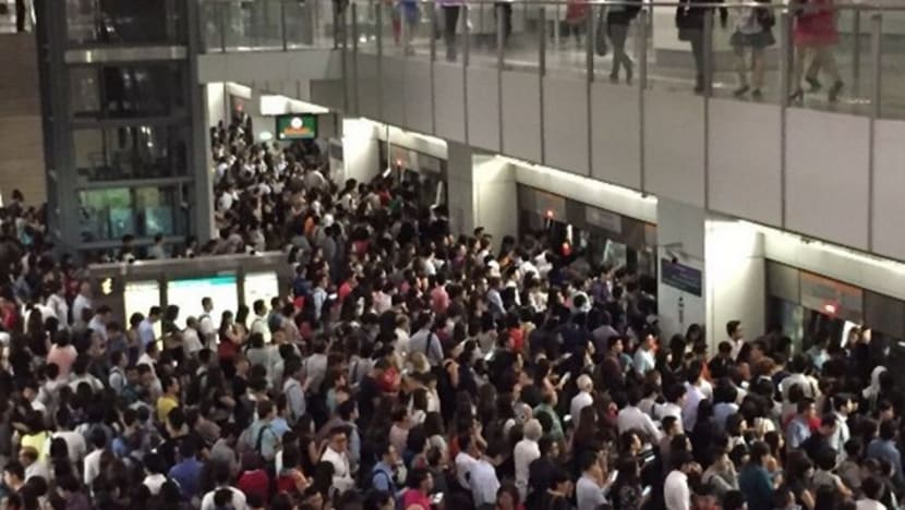 Packed stations on Circle Line after rush hour disruption