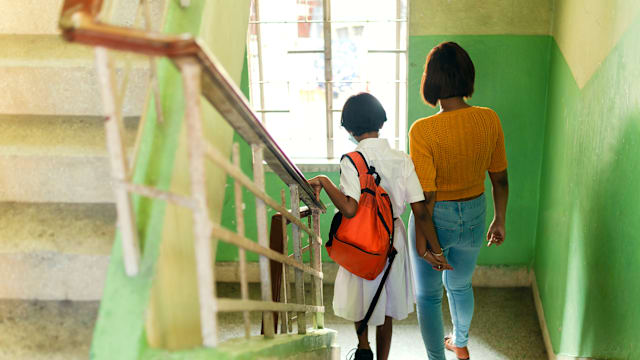 印度小六生上课迟到十分钟 被罚背书包仰卧起坐不幸亡