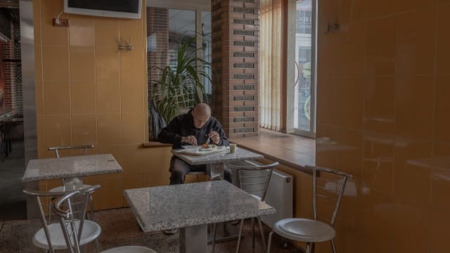 战火下继续开业 乌克兰咖啡馆：留下的人需片刻的正常生活