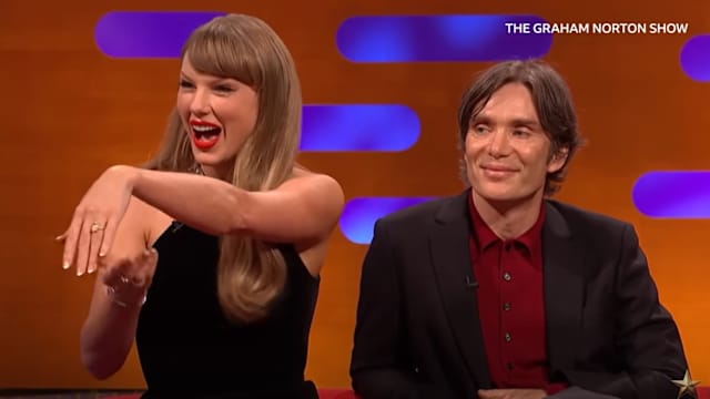 Taylor Swift兴致勃勃谈订婚，身旁奥斯卡影帝偏一脸无聊，全网笑翻！