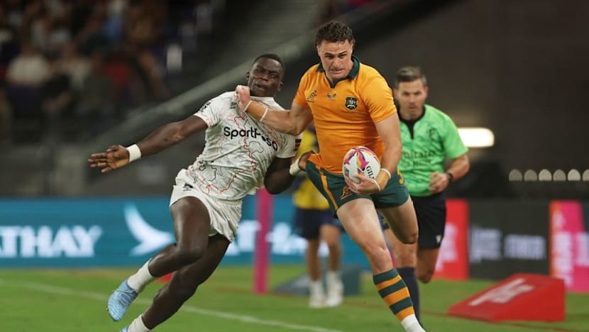 Australia hold on to beat South Africa with 11 men in Perth