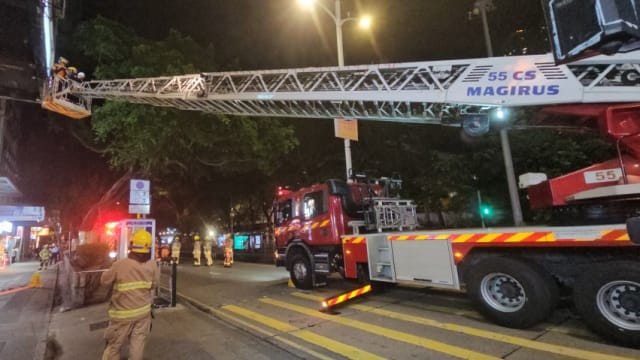 香港旧楼混泥土剥落 砸伤马国商人头部