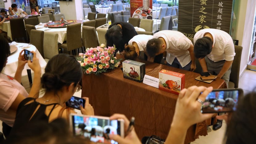 No more live crabs: Restaurant fills claw machine with boxes to exchange for dishes, CEO bows in apology