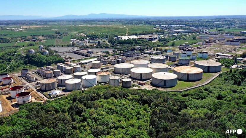 Oil rises, stocks swing as peace talk hopes wobble