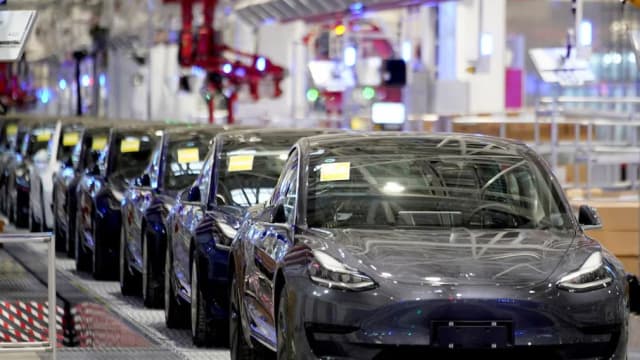 马斯克宣布明年出廉价车款 特斯拉股价狂飙12%