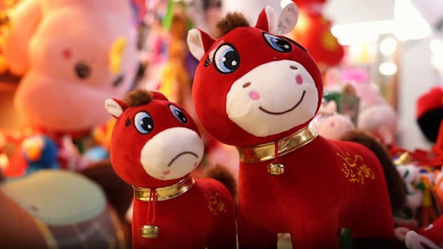 缝反嘴巴变爆款！小马公仔“哭哭马”逆袭走红，马“倒”成功了