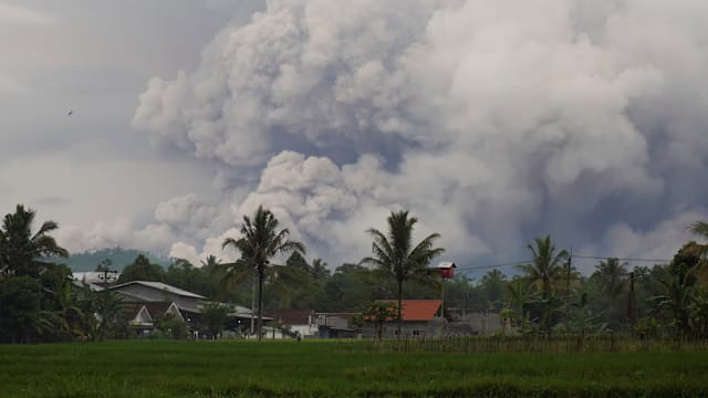 印尼塞梅鲁火山喷发 900多名居民被疏散