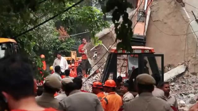 印度暴雨成灾引发土崩 新德里建筑坍塌酿四死