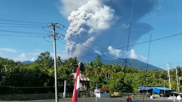 印尼火山喷发事故引关注 攀登活火山有何生存之道？