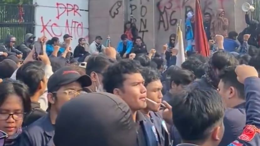 Pagar jebol, massa serbu kompleks DPR, marinir hadang dengan barikade