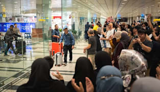 Kumpulan pertama lebih 150 warga SG selamat tiba di tanah air setelah naiki penerbangan pulang dari Oman