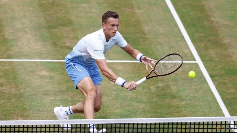 Alcaraz beats Lehecka in Queen's final to send Wimbledon statement