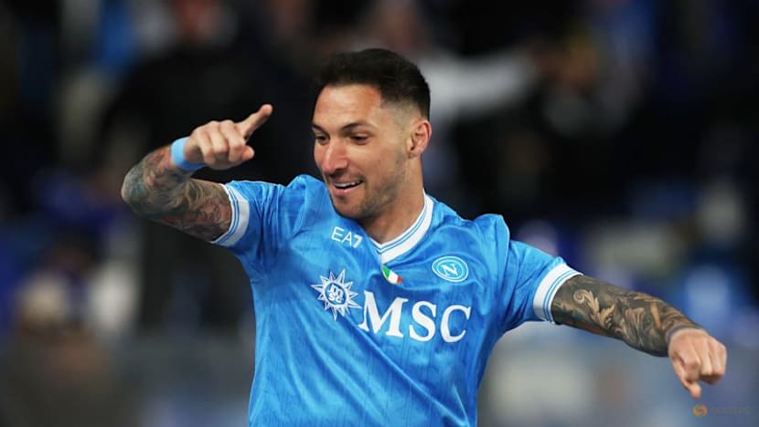 Napoli edge Milan to keep Serie A title hopes alive