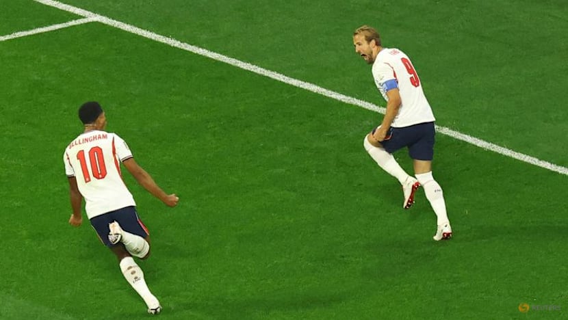 Ten-man England beat battling Mexico 3-2 in last-16 thriller
