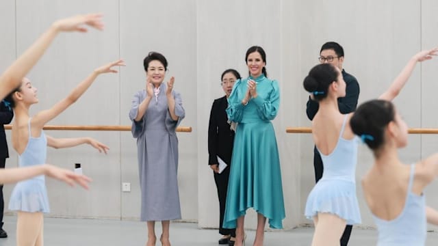 彭丽媛与塞尔维亚总统夫人到访北京舞蹈学院 深化两国友谊
